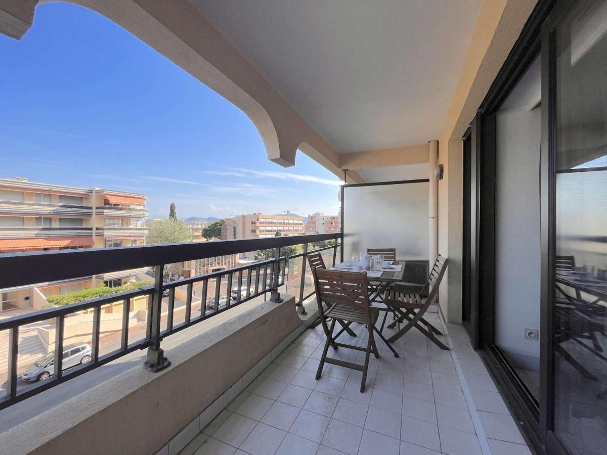 Studio Cabine A 200M De Port Frejus, Plage, Commerces, Terrasse, 4 Couchages, Menage Inclus - Fr-1-226A-31 Buitenkant foto