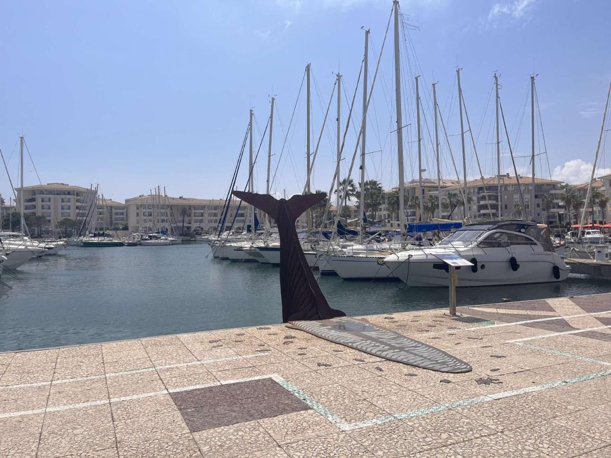 Studio Cabine A 200M De Port Frejus, Plage, Commerces, Terrasse, 4 Couchages, Menage Inclus - Fr-1-226A-31 Buitenkant foto