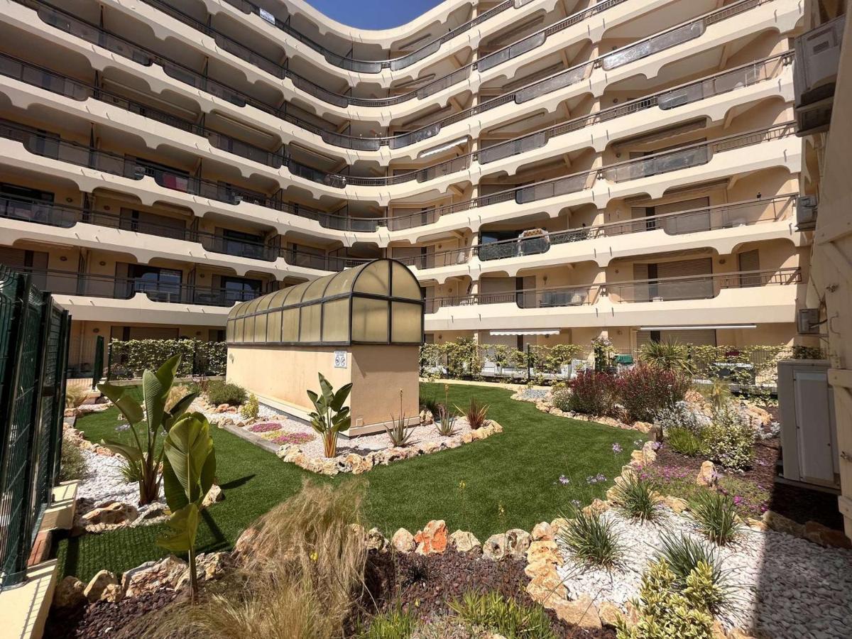 Studio Cabine A 200M De Port Frejus, Plage, Commerces, Terrasse, 4 Couchages, Menage Inclus - Fr-1-226A-31 Buitenkant foto
