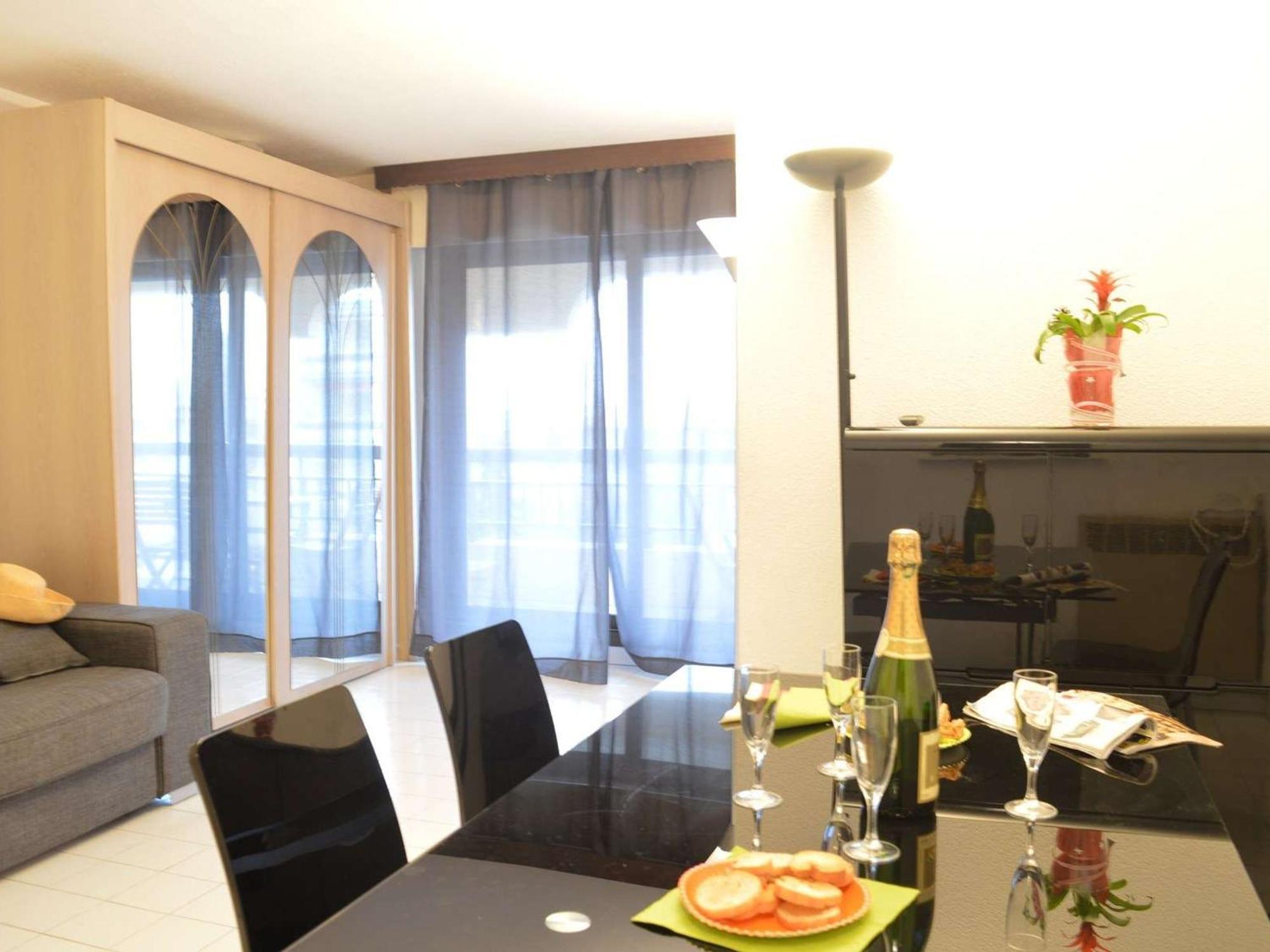 Studio Cabine A 200M De Port Frejus, Plage, Commerces, Terrasse, 4 Couchages, Menage Inclus - Fr-1-226A-31 Buitenkant foto